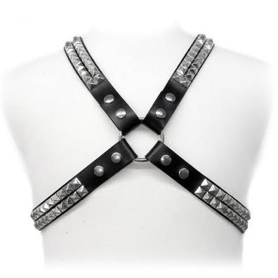 LEATHER BODY, arnés de cuero con tachuelas piramidales